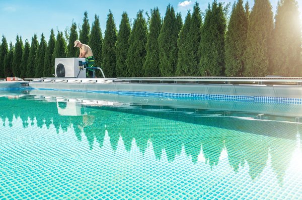 Préparer sa piscine pour l'hiver : solutions de chauffage efficaces