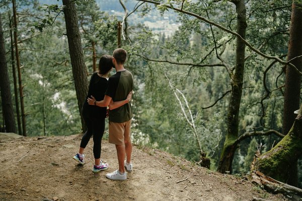 Les campings de cette région organisent-ils des excursions locales ?